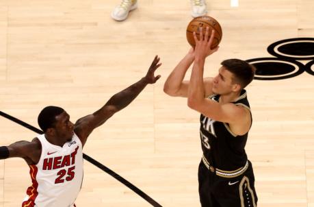 Atlanta Hawks guard Bogdan Bogdanovic (13) attempts a three-point basket against Miami Heat guard Kendrick Nunn (25)
(Jason Getz-USA TODAY Sports)