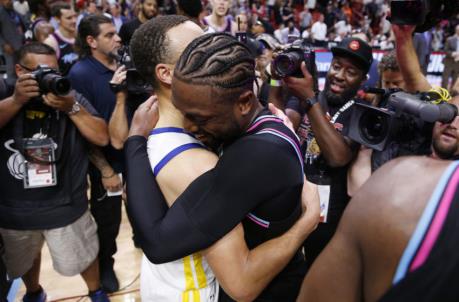 Dwyane Wade #3 of the Miami Heat hugs Stephen Curry #30 of the Golden State Warriors
(Photo by Michael Reaves/Getty Images)