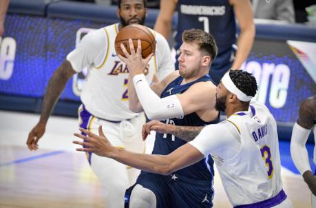 Apr 24, 2021; Dallas, Texas, USA; Dallas Mavericks guard Luka Do<em></em>ncic (77) passes the ball in front of Los Angeles Lakers forward Anthony Davis (3) during the first quarter at the American Airlines Center. Mandatory Credit: Jerome Miron-USA TODAY Sports