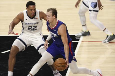 LOS ANGELES, CALIFORNIA - APRIL 21: Luke Kennard #5 of the LA Clippers handles the ball defended by Desmond Bane #22 of the Memphis Grizzlies at Staples Center on April 21, 2021 in Los Angeles, California. NOTE TO USER: User expressly acknowledges and agrees that, by downloading and or using this photograph, User is co<em></em>nsenting to the terms and co<em></em>nditions of the Getty Images License Agreement. (Photo by Meg Oliphant/Getty Images)