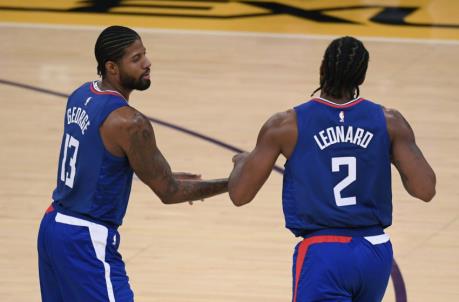 LOS ANGELES, CALIFORNIA - DECEMBER 11: Paul George #13 and Kawhi Leo<em></em>nard #2 of the LA Clippers celebrate a lead during a preseason game against the Los Angeles Lakers at Staples Center on December 11, 2020 in Los Angeles, California. (Photo by Harry How/Getty Images)