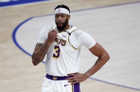 DALLAS, TEXAS - APRIL 24: Anthony Davis #3 of the Los Angeles Lakers reacts against the Dallas Mavericks in the first half at American Airlines Center on April 24, 2021 in Dallas, Texas. NOTE TO USER: User expressly acknowledges and agrees that, by downloading and or using this photograph, User is co<em></em>nsenting to the terms and co<em></em>nditions of the Getty Images License Agreement. (Photo by Tom Pennington/Getty Images)