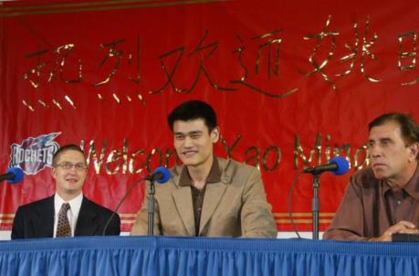 HOUSTON, UNITED STATES: Yao Ming (C), the Houston Rockets' overall pick in the 2002 NBA draft, speaks at a press co<em></em>nference with head coach Rudy Tomjanavich (R) and Rockets General Manager Carroll Dawson at the Compaq Center in Houston, Texas 20 October, 2002. In June, the Rockets made Yao, 22, the first player from outside the United States selected with the top pick in the NBA Draft. AFP PHOTO/James NIELSEN (Photo credit should read JAMES NIELSEN/AFP via Getty Images)