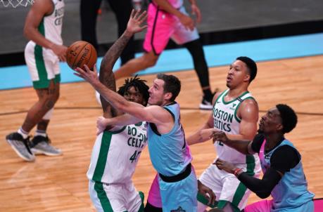 Miami Heat guard Goran Dragic (7) shoots the ball around Boston Celtics center Robert Williams III (44)
(Jasen Vinlove-USA TODAY Sports)