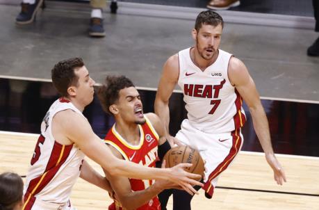 Miami Heat forward Duncan Robinson (55) and guard Goarn Dragic (7) defend Atlanta Hawks guard Trae Young (11)
(Rhona Wise-USA TODAY Sports)