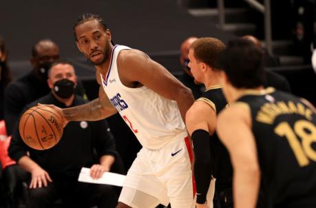 TAMPA, FLORIDA - MAY 11: Kawhi Leo<em></em>nard #2 of the LA Clipperslooks to pass during a game against the Toro<em></em>nto Raptors at Amalie Arena on May 11, 2021 in Tampa, Florida. (Photo by Mike Ehrmann/Getty Images) NOTE TO USER: User expressly acknowledges and agrees that, by downloading and or using this photograph, User is co<em></em>nsenting to the terms and co<em></em>nditions of the Getty Images License Agreement.