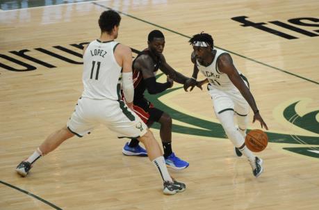 Milwaukee Bucks center Brook Lopez (11) sets a pick on Miami Heat guard Kendrick Nunn (25) for Milwaukee Bucks guard Jrue Holiday (21)
(Michael McLoone-USA TODAY Sports)