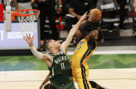 Miami Heat center Bam Adebayo (13) shoots against Milwaukee Bucks center Brook Lopez (11)
(Jeff Hanisch-USA TODAY Sports)