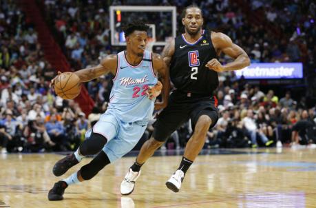 Jimmy Butler #22 of the Miami Heat drives to the basket against Kawhi Leo<em></em>nard
(Photo by Michael Reaves/Getty Images)