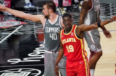 LA Clippers center Ivica Zubac (40) and Atlanta Hawks forward Tony Snell (19) have a deference of opinion on who gets possession of the ball. Mandatory Credit: Robert Hanashiro-USA TODAY Sports