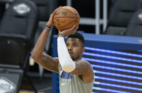 January 30, 2021; San Francisco, California, USA; Golden State Warriors forward Kent Bazemore (26) warms up before the game against the Detroit Pistons at Chase Center. Mandatory Credit: Kyle Terada-USA TODAY Sports