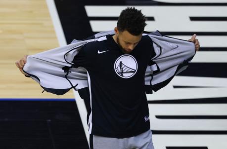 PHILADELPHIA, PA - APRIL 19: Stephen Curry #30 of the Golden State Warriors removes his jacket before an NBA basketball game against against the Philadelphia 76ers at Wells Fargo Center on April 19, 2021 in Philadelphia, Pennsylvania. The Warriors defeated the 76ers 107-96. (Photo by Rich Schultz/Getty Images)