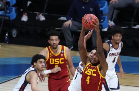 INDIANAPOLIS, INDIANA - MARCH 30: Jalen Suggs #1 of the Go<em></em>nzaga Bulldogs and Evan Mobley #4 of the USC Trojans compete for the ball during the first half in the Elite Eight round game of the 2021 NCAA Men's Basketball Tournament at Lucas Oil Stadium on March 30, 2021 in Indianapolis, Indiana. (Photo by Andy Lyons/Getty Images)