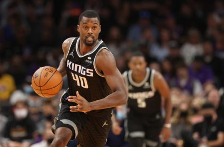 PHOENIX, ARIZONA - OCTOBER 27: Harrison Barnes #40 of the Sacramento Kings handles the ball during the first half of the NBA game at Footprint Center on October 27, 2021 in Phoenix, Arizona. NOTE TO USER: User expressly acknowledges and agrees that, by downloading and or using this photograph, User is co<em></em>nsenting to the terms and co<em></em>nditions of the Getty Images License Agreement. (Photo by Christian Petersen/Getty Images)