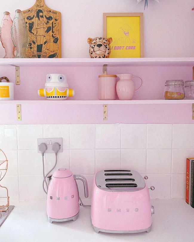 pink kettle and toaster