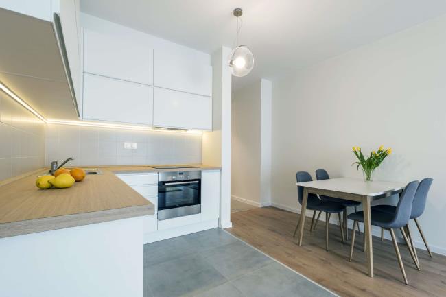 Minimalist eat-in kitchen