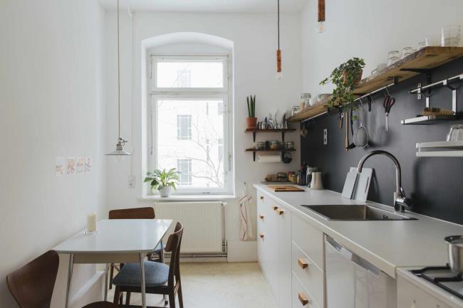 Modern eat-in kitchen