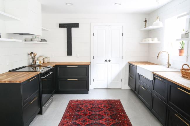 geometric black and white kitchen with tiles and wood