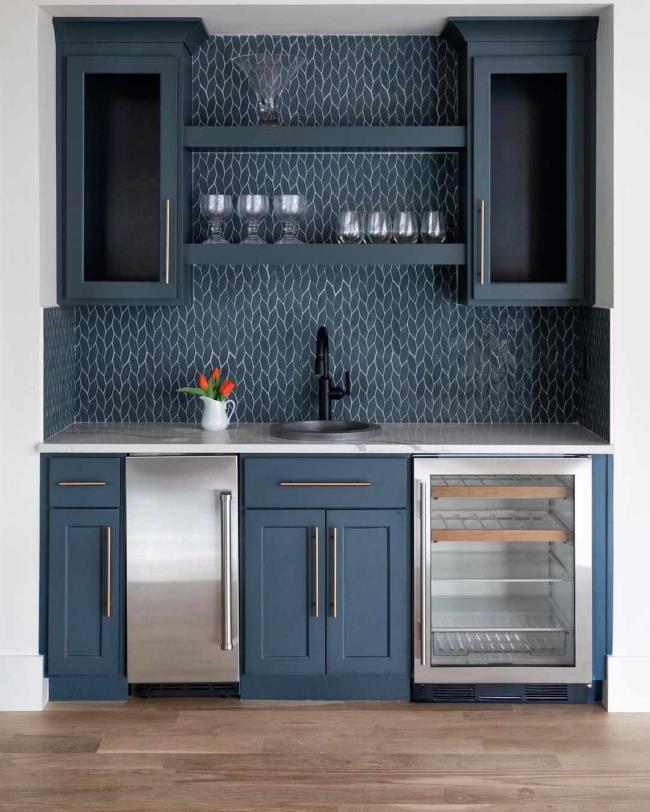 Wet bar with backsplash 