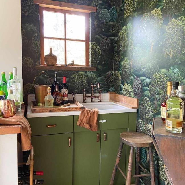 Wet bar with green accents