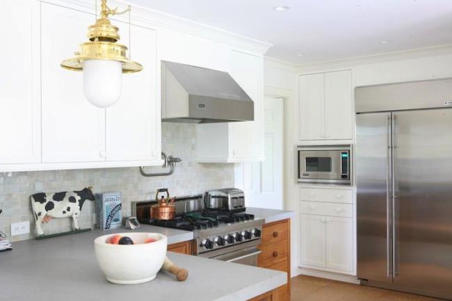 gray corian countertop in traditio<em></em>nal kitchen