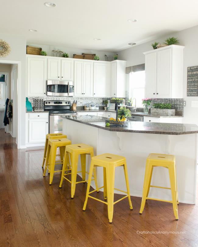 white chalk paint kitchen cabinets