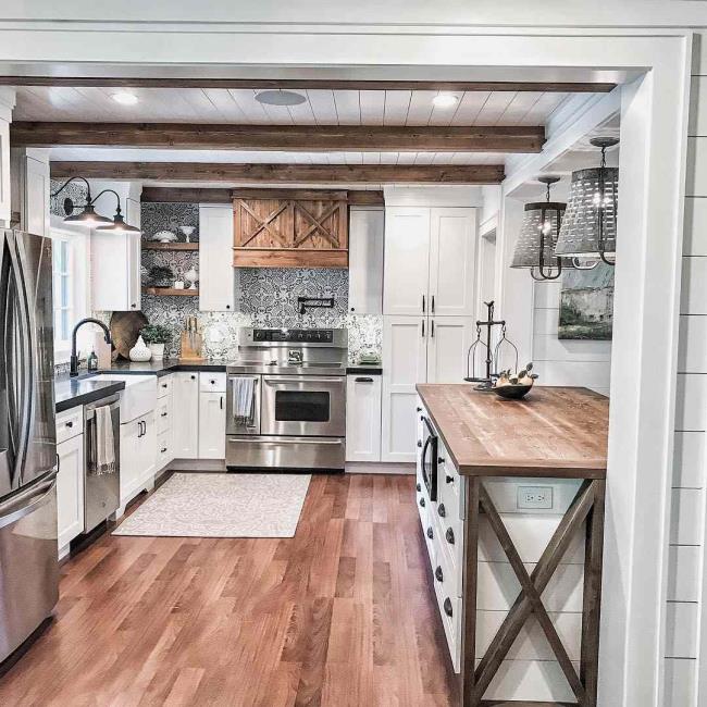 Kitchen with wooden beams and wooden and white kitchen island