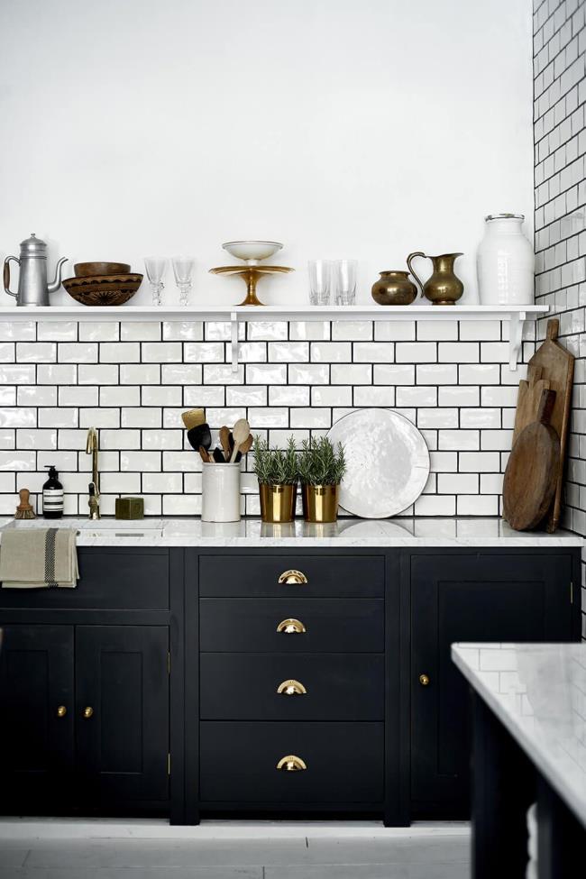 dark grout kitchen subway tiles