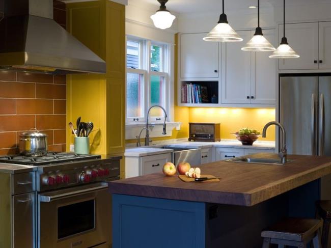 Yellow accents in traditio<em></em>nal kitchen