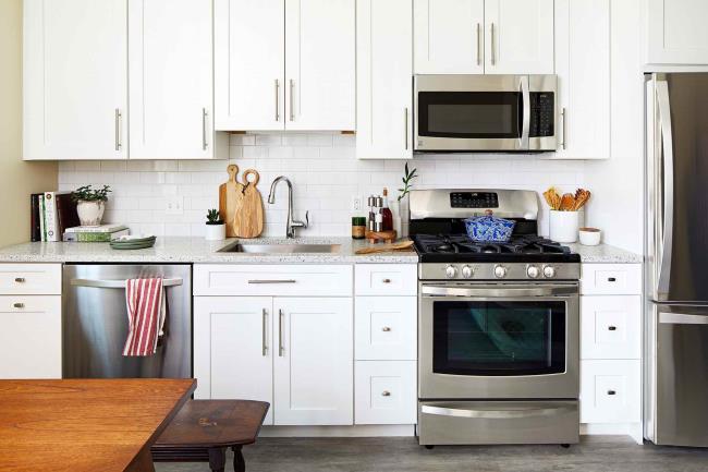 Granite countertop in farmhouse Hampton kitchen