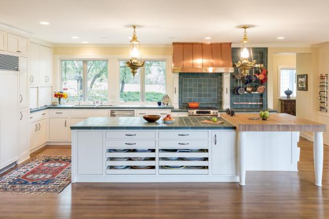 Green tile in traditio<em></em>nal white kitchen