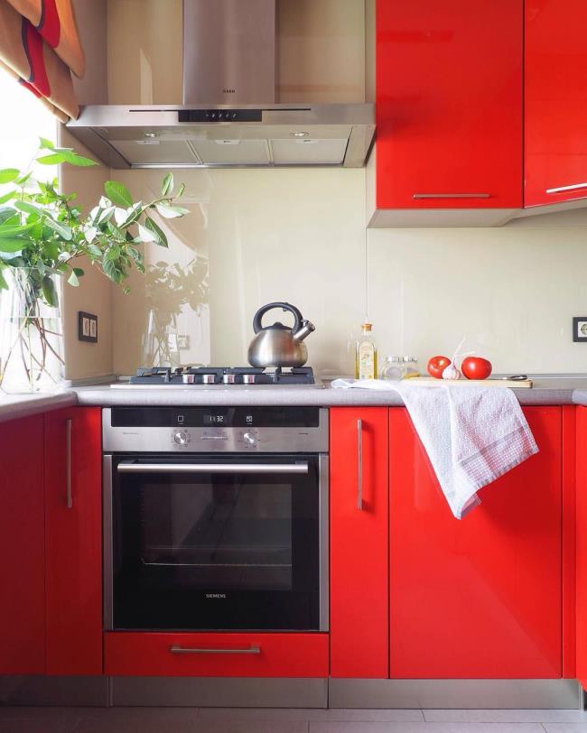 Shiny bright red kitchen cabinets