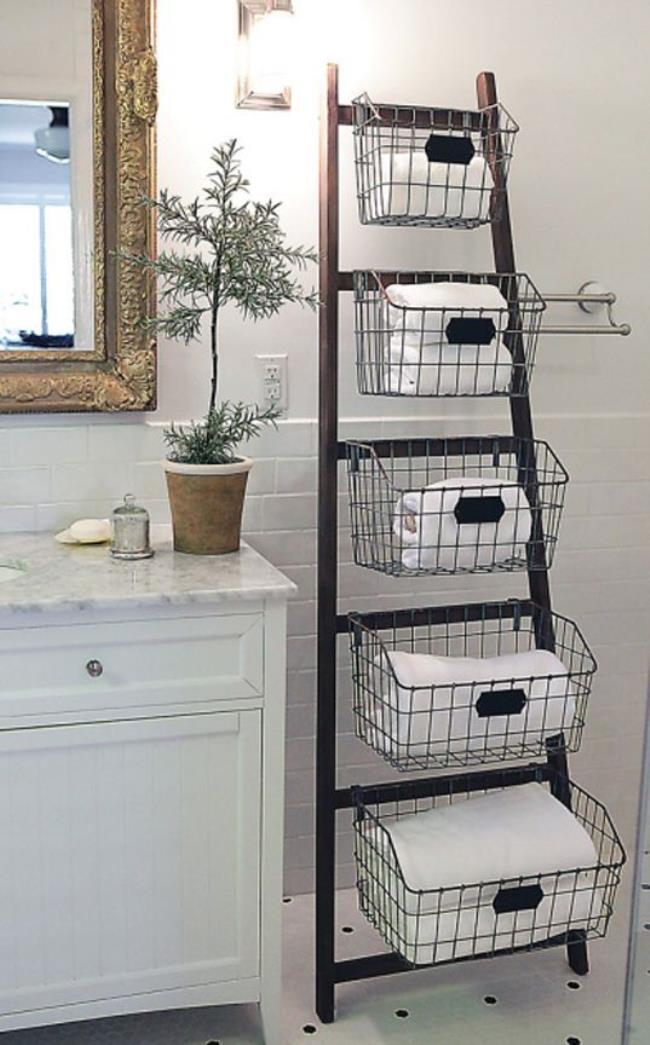 Decorate with ladder in bathroom