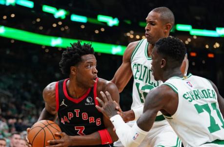 Nov 10, 2021; Boston, Massachusetts, USA; Toro<em></em>nto Raptors forward OG Anunoby (3) looks for an opening against Boston Celtics guard Dennis Schroder (71) and center Al Horfor<em></em>d (42) in the first quarter at TD Garden. Mandatory Credit: David Butler II-USA TODAY Sports